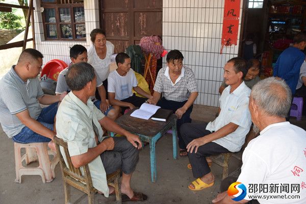 欧光垣组织村民召开民情恳谈会