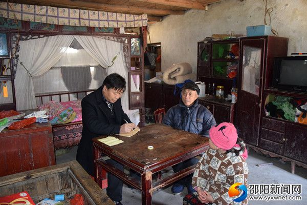 深入村民家中了解群众疾苦，关心群众冷暖