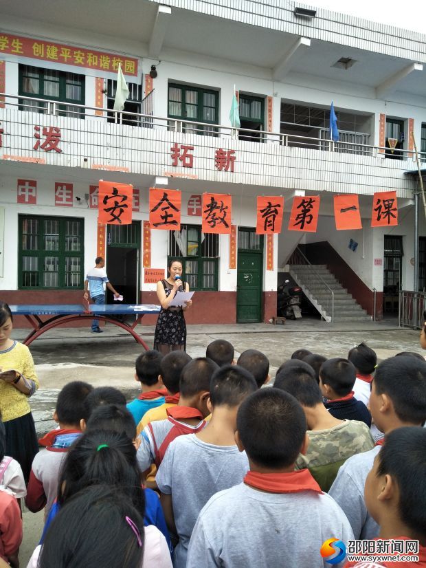 教导主任傅丽在国旗下向学生进行安全教育