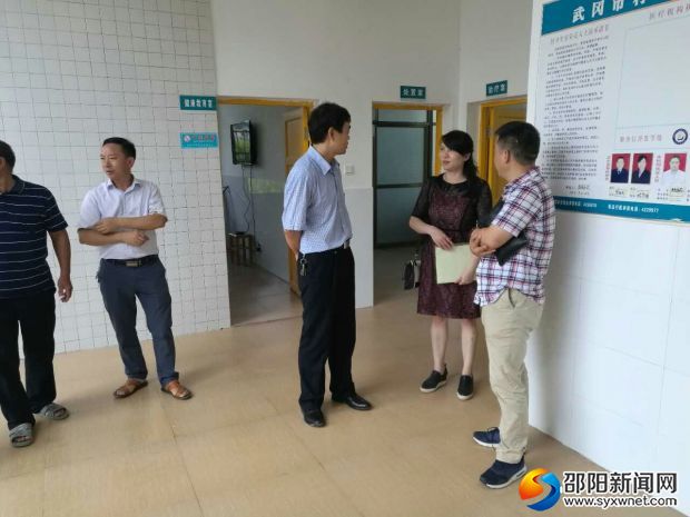武冈市卫生计生局党委书记、局长张永华(右3)在基层医疗单位开展安全生产排查