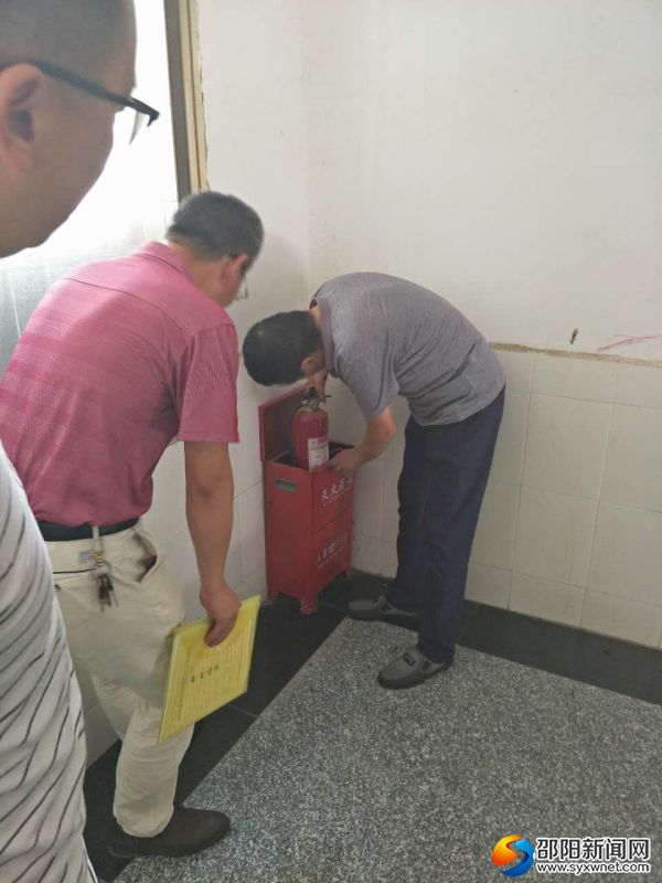 副局长唐启智(右1)在基层医疗单位开展安全生产排查