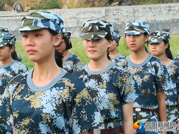 学生们热泪盈眶
