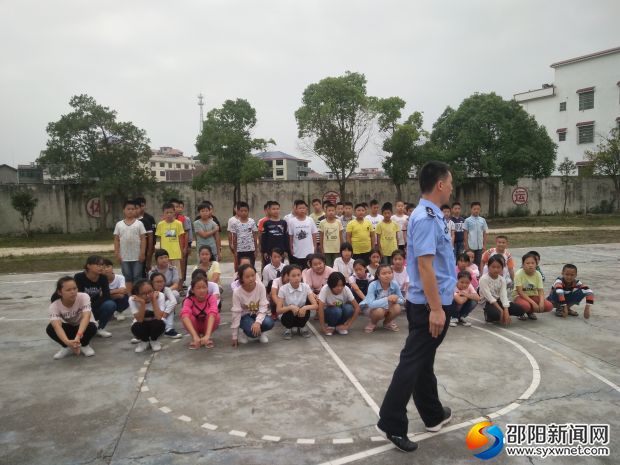 学校保卫科长在示范动作