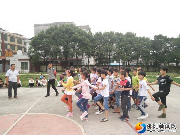 学生们在齐步走
