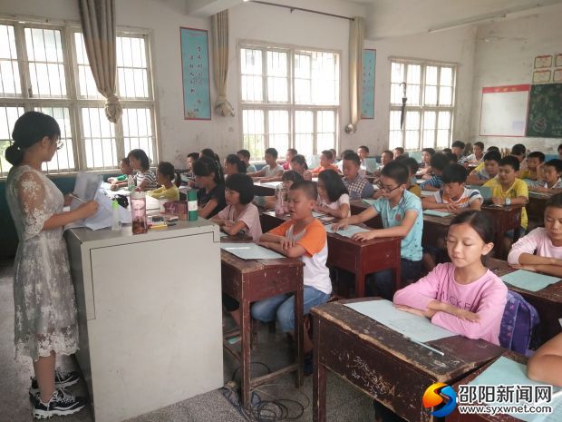 学生们在班主任的带领下认真学习规章制度