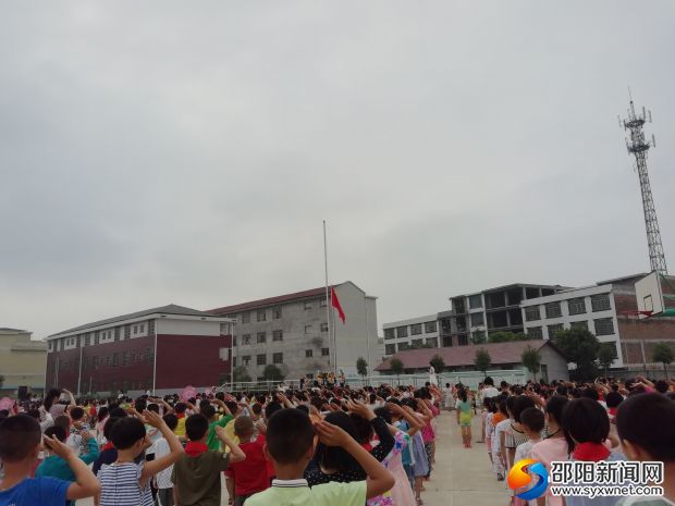 升旗仪式场景