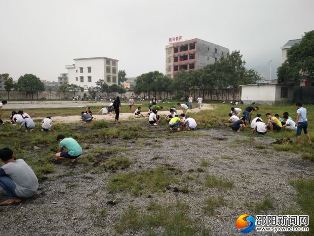 154班班主任和学生一起劳动