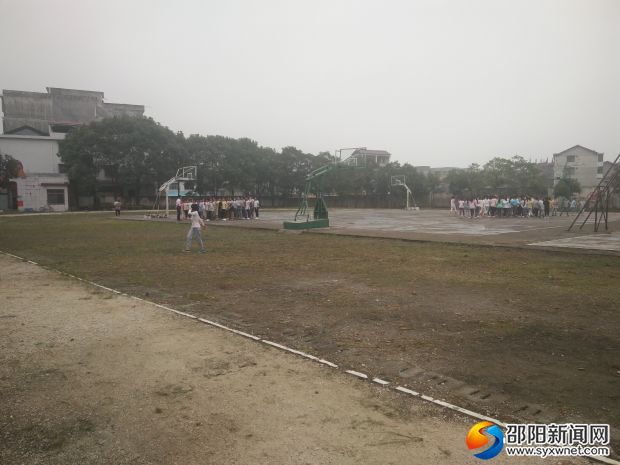 清理干净后的校园操场