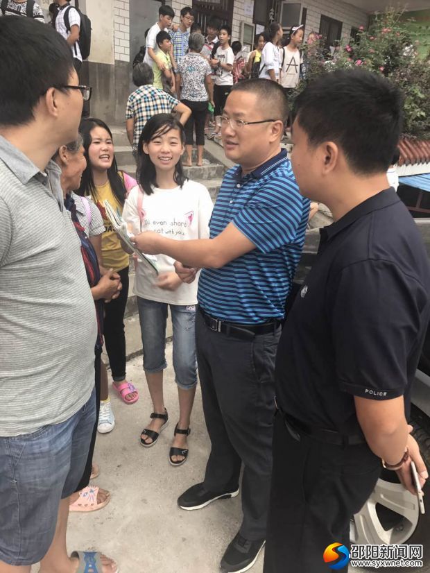 岳小波同志深入学校检查指导安全工作