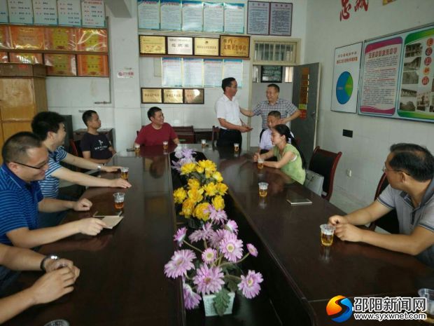 文昌街道工委书记杨小鹏慰问特困教师
