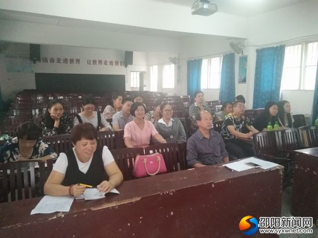 老师们在认真学习