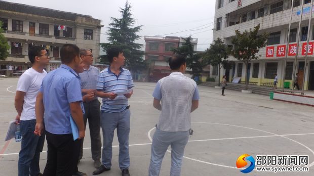 工作人员 在向学校负责人下达整改