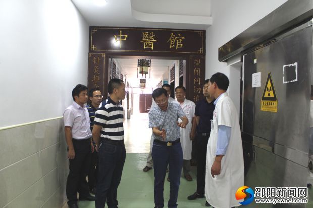 在武冈湾头桥镇中心卫生院中医馆调研工作