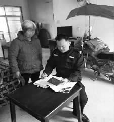 辅警深入村民家中采集“三实”信息。