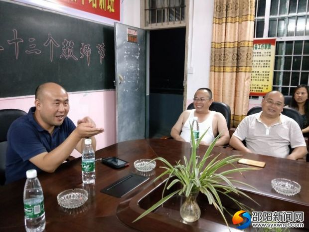 大屋瑶族乡党委书记胡文伟鼓励教师扎根山区