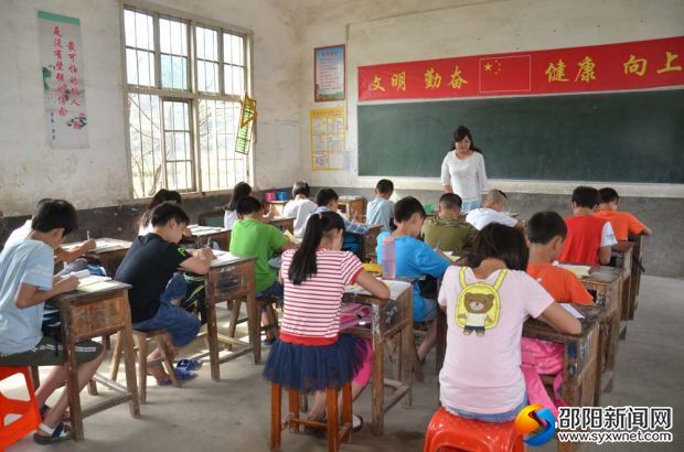 罗颢正在上课