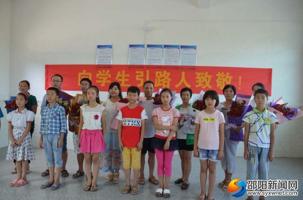 学生送上鲜花,并和老师合影