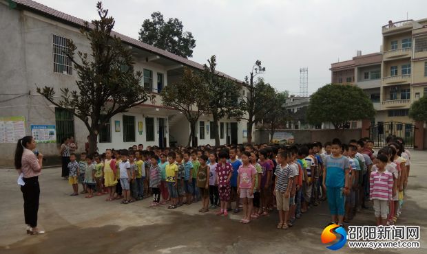 各班就位准备开学典礼