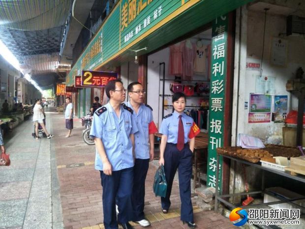 局长黄跃平、副局长李继岳、副局长朱晓兰深入一线检查创文工作