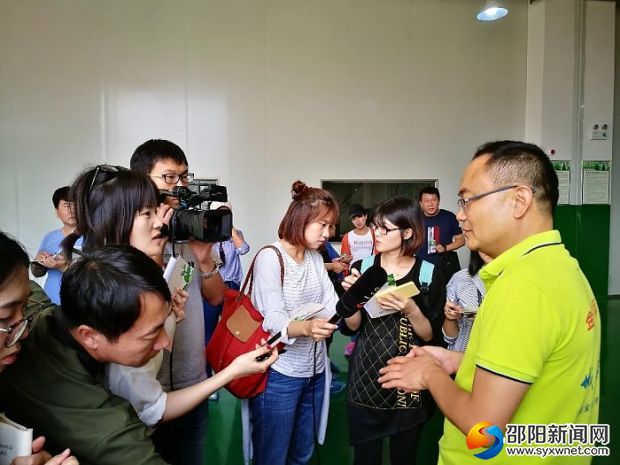 图为戴明泽接受各级媒体采访