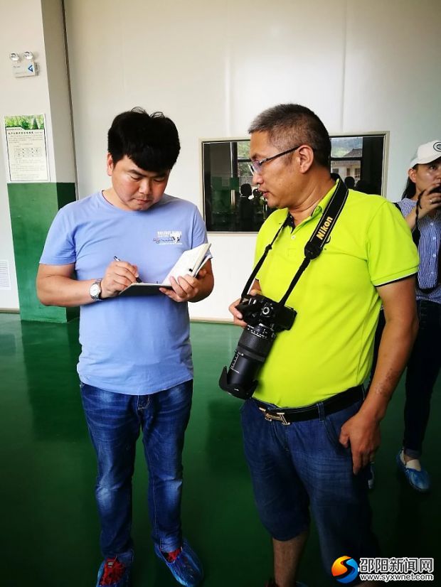 图为湖南青柳源科技办公室人员接受农民日报记者采访