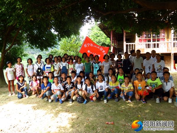 在临时休息点合影 (2)