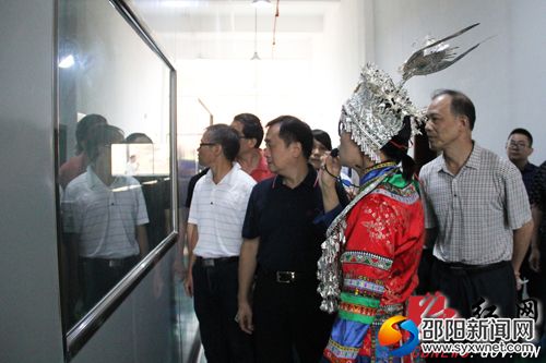 市政协委员在湖南青柳源生物科技有限公司视察车间生产情况