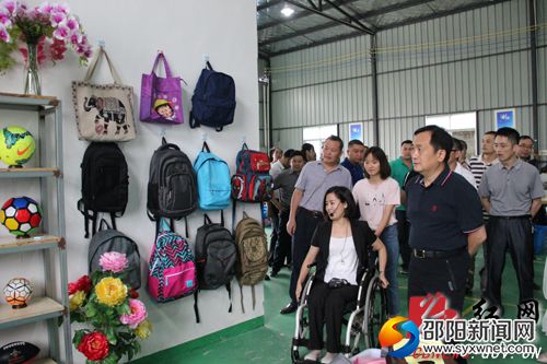 市政协委员察看湖南七七科技股份有限公司生产的产品　