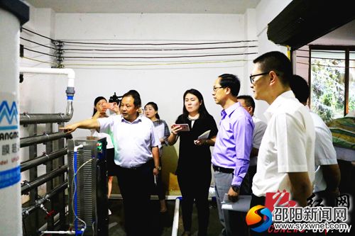 考察团一行在湘南山矿泉水厂参观水源情况