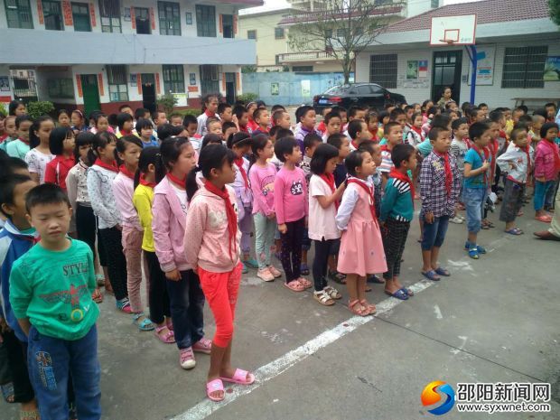 认真聆听的同学们