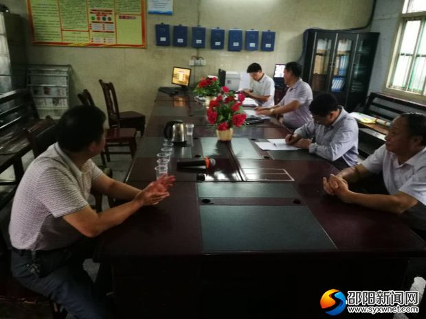 教科局领导在指导工作