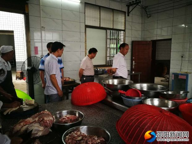 肖局长和彭主任检查学生食堂