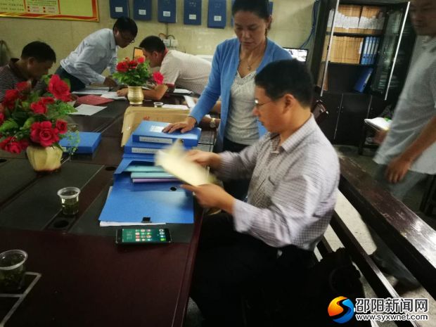 教科局领导认真检查学校各项工作