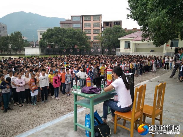 教官在讲解消防知识
