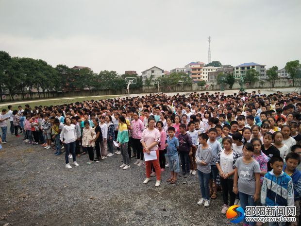 学生在用心听讲