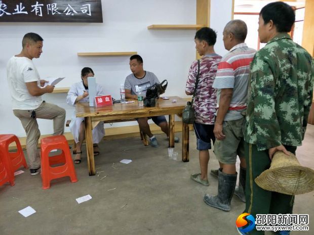 村民正在排队抽血