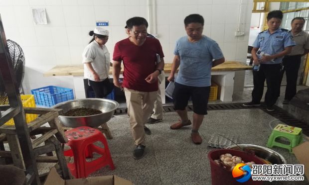 工作人员检查校园食堂卫生情况