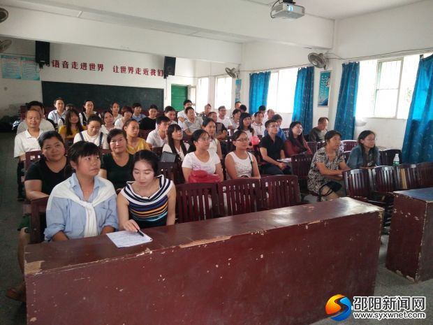 教师们在用心听讲