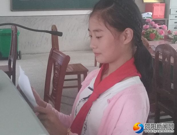 播音员在认真播音中