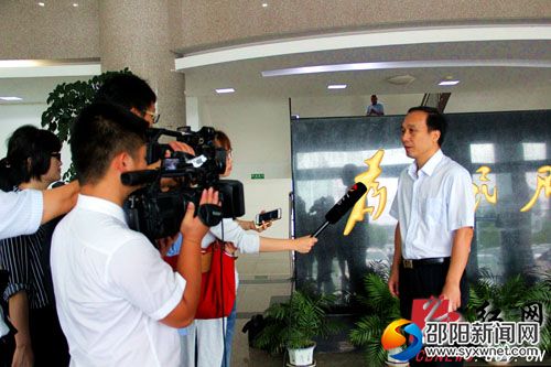 县委副书记、县长杨博理接受采访
