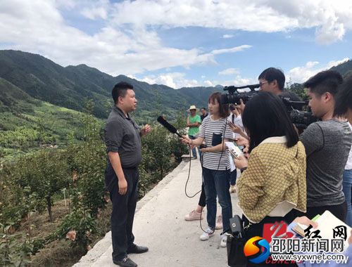 记者采访县委常委、副县长方凯