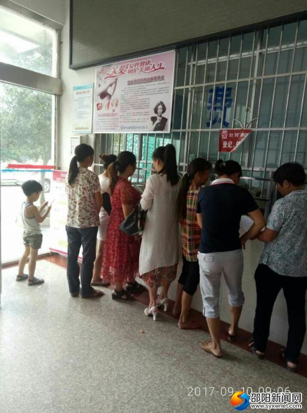 妇女们在医院排队等候两癌筛查体检