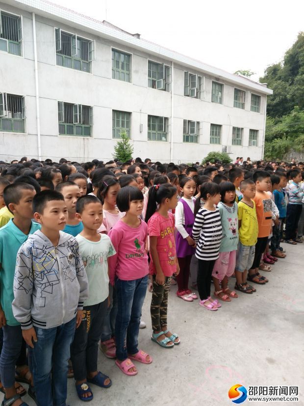 同学们认真倾听消防安全知识
