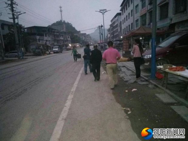 早6点南岳庙镇南清村干部就来到市场执勤