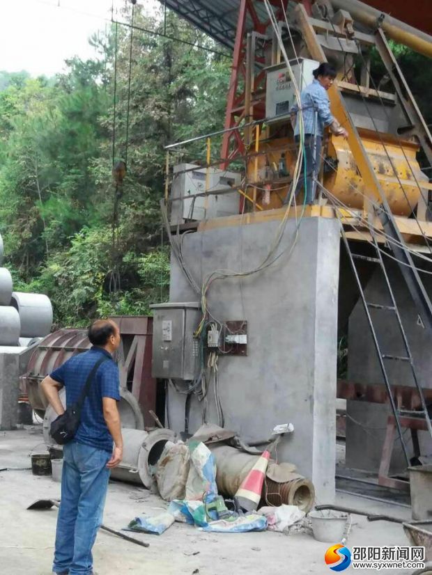 南岳庙镇城建办在检查高压涵管厂的安全生产情况
