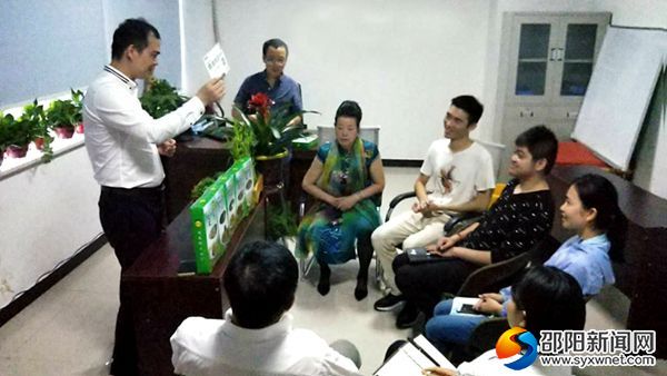 互联网创业导师给电商工作人员讲课