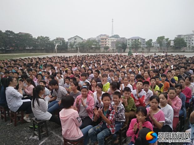 学生热烈的掌声
