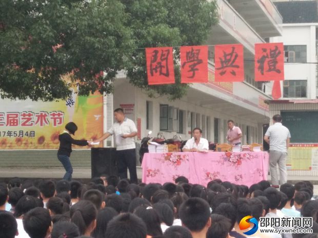 学生礼貌地领奖