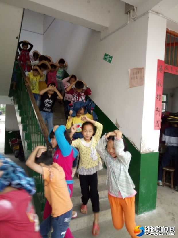 学生们有序的下楼梯