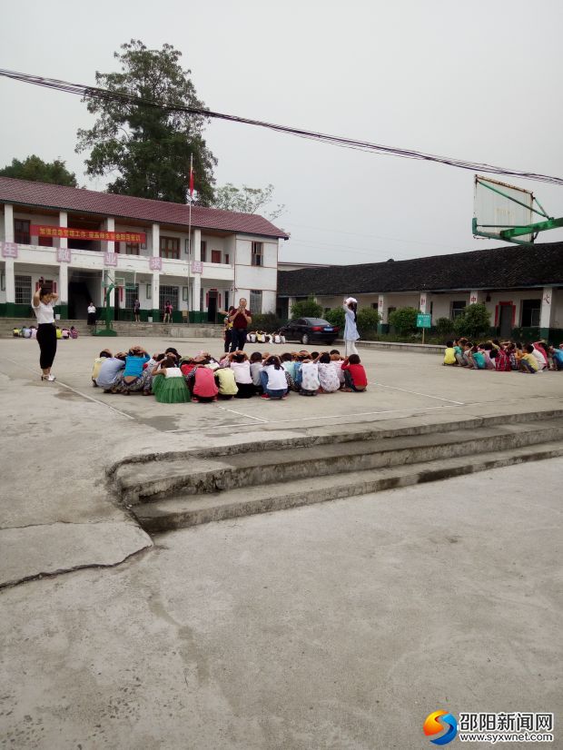学生们在老师的协助下在各班的指定安全区域抱头蹲好
